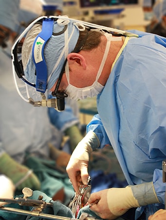 ameliyat yapan doktor